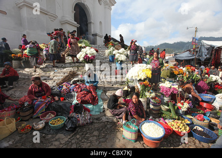 Maya, Handel, am Markt von Chichicastenango, Guatemala, auf den Stufen des Santo Tomas Kirche Stockfoto