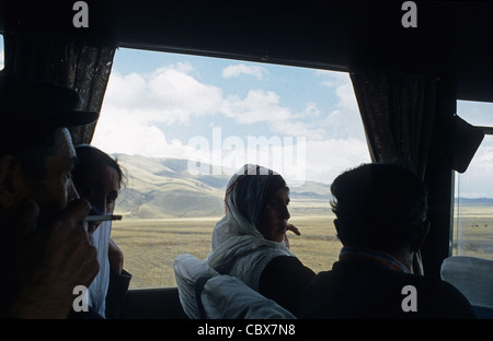 Kurdische Dorfbewohner in einem gemeinsamen Dolmus taxi Minbusse von Kars, kurdischen und ehemaligen armenischen Region der Türkei Reisen Stockfoto