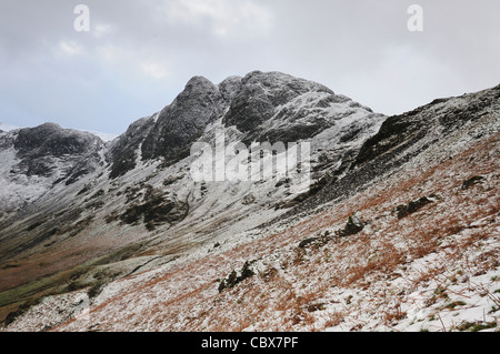 Heuhaufen unter einem Abstauben von Schnee im Winter im englischen Lake District Stockfoto