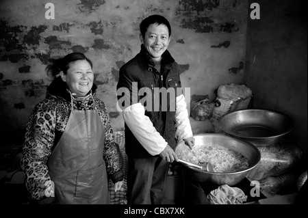 Gaobeidian, Beijing. Porträt des Herrn Zhou und Frau Wu in ihrer Küche, Zubereitung von Speisen für Wanderarbeiter auf einer Baustelle Stockfoto