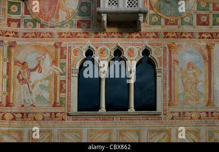 Fassade des Schlosses Spilimbergo mit Fresken von Andrea Bellunello aus dem 15. Jahrhundert. Spilimbergo, Italien Stockfoto