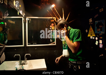 Beijing. Besucher von MAO Livehouse, mit einer Punk-Frisur in einem Outfit von der Beijing Guan-Fußball-Nationalmannschaft. Stockfoto