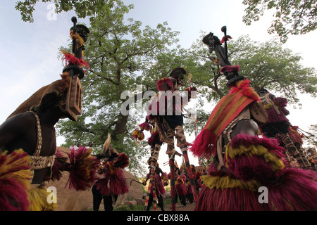 Traditionelle Dogon Maske Tänzer in Dogon Landes, Mali, Westafrika Stockfoto