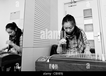 Beijing. Frau Cao Yuan spielen die Guzheng am Central Conservatory of Music. Stockfoto