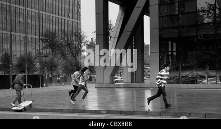 Beijing CBD. Menschen mit starkem Wind mit Regen Unterschlupf suchen. Stockfoto