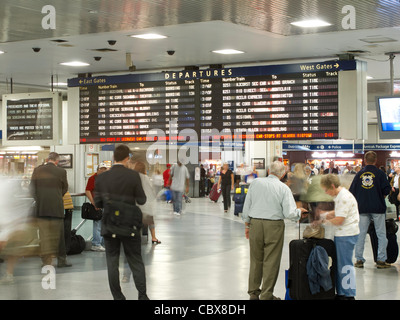 Menschenmengen, Hauptwarteraum, Penn Station, NYC 2011 Stockfoto