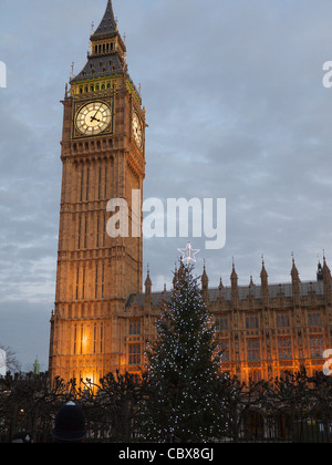 Blick auf 'Big Ben' und Houses of Parlament London am frühen Abend mit einem Weihnachtsbaum im Vordergrund Stockfoto