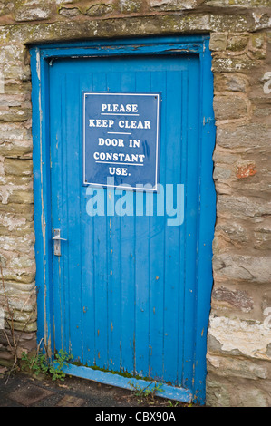 Bitte halten Sie klare Tür im DAUEREINSATZ anmelden blaue Tür Hay-on-Wye Powys Wales UK Stockfoto