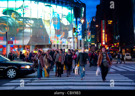 Menschen in der Nähe von Toys R Us am Times Square, New York City, USA Store Stockfoto