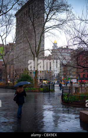 Dame Fuß unter Regen im Madison Square Park zum Flatiron Gebäude, Manhattan, NYC Stockfoto