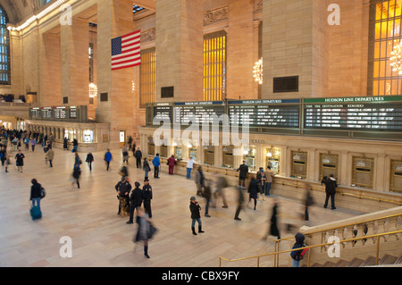 Menschen eilen im Grand Central Terminal in Manhattan, New York City Stockfoto