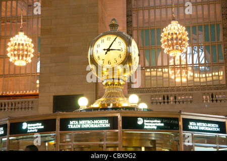 Alte Runde Uhr am Info-Stand von der Grand Central Terminal in Manhattan, New York City Stockfoto