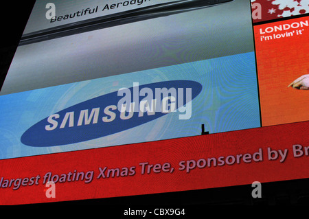 Nahaufnahme von Samsung Werbung am Piccadilly Circus, London, UK. Stockfoto