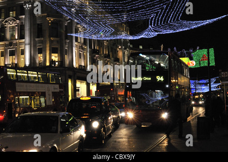 Am Abend Verkehrsstaus in der Regent Street mit der 2011 Weihnachtsbeleuchtung, London, UK. Stockfoto