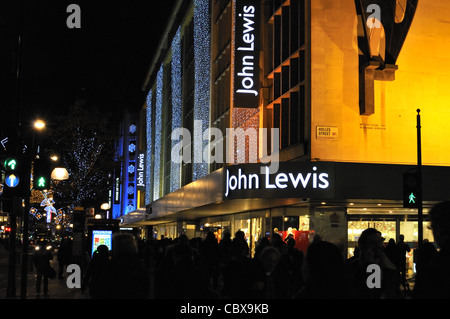 2011-Weihnachts-shopping Massen außerhalb John Lewis Department Store auf der Oxford Street, London, UK. Stockfoto