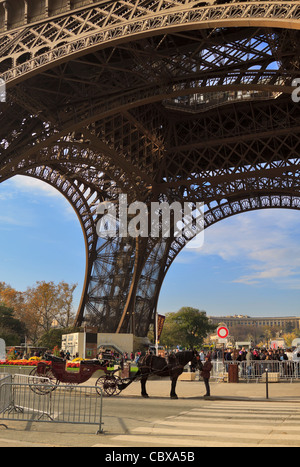Pferdekutsche vor dem Eiffelturm, Paris. Kutschfahrten für Touristen sind neu in Paris. Stockfoto