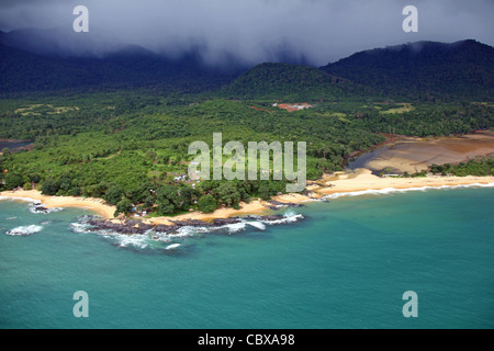 Luftaufnahme von Stränden und Bergen unter Regenwolken auf der Halbinsel von Freetown, Sierra Leone Stockfoto