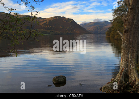 Ullswater im frühen Morgen, Cumbria, UK. Stillgewässer und Morgen Licht auf die Berge im Süden des Sees. Stockfoto
