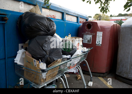 Recycling-Artikel im Einkaufswagen im Supermarkt Recyclinghof aufgrund der überwältigenden Nachfrage aufgestapelt. Stockfoto