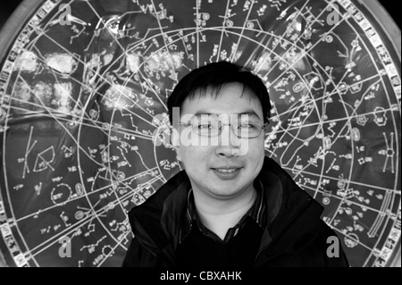 Bejijng. Herr Lu, Astronom und Forscher an der Beijing alte Sternwarte und Teamleader der chinesischen Mathematik-Olympiade-Team. Stockfoto