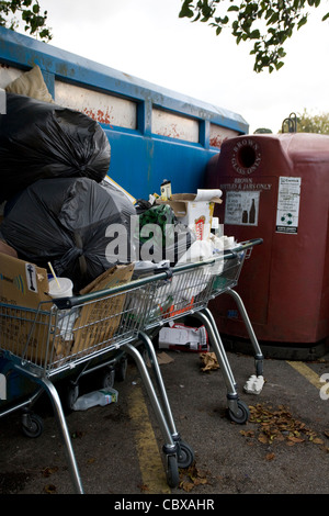 Recycling-Artikel im Einkaufswagen im Supermarkt Recyclinghof aufgrund der überwältigenden Nachfrage aufgestapelt. Stockfoto