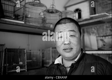 Beijing, Gaobeidian. Porträt von Mr. Yang, Besitzer von einem Vogel Shop. Stockfoto