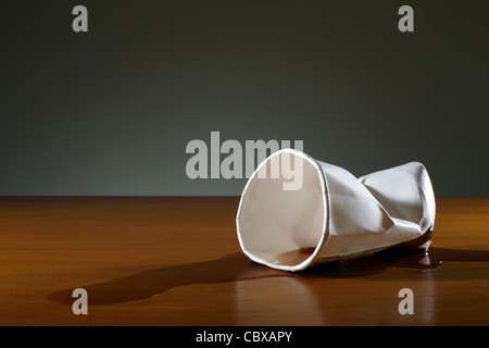 Zerknittertes Papier Cup am Schreibtisch Stockfoto