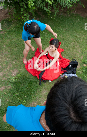 Peking, Chaoyang Park. Blick auf Braut und Make-up-Künstler, Vorbereitung für ein Fotoshooting Hochzeit Fotograf. Stockfoto