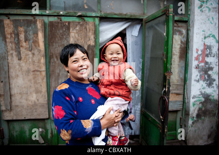 Pingyao. Mutter und Kind vor ihrem Haus in der Altstadt von Pingyao. Stockfoto