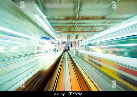 Zusammenfassung der Schnellzug passieren Station mit Motion blur Stockfoto