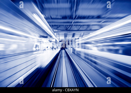 Zusammenfassung der Schnellzug passieren Station mit Motion blur Stockfoto