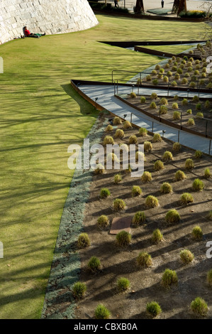 Besucher auf Rasen im Garten am Getty Center Stockfoto