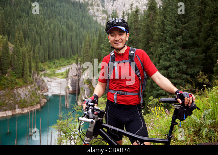 Asiatische Mountainbiker im Bergsommer Stockfoto