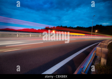 Schnelles Auto, Autobahn, slow-Shutter vorbei Stockfoto