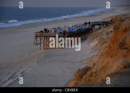 Am Strand der nordfriesischen Insel Sylt sind Anzeige Piers in der Nähe der Klippen, die liegen am Strand tragen errichtet. Stockfoto