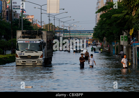 Bangkok Bewohner fliehen Überschwemmung auf Phahon Yothin Road, Bangkok, Thailand, South East Asia. © kraig Lieb Stockfoto