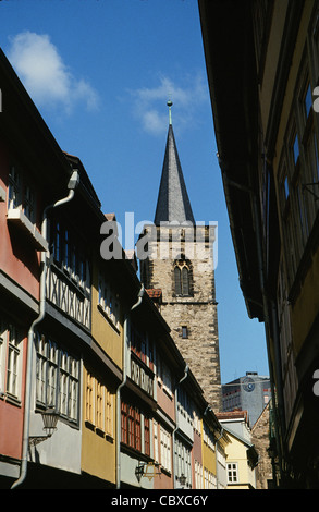 Die Kaufleute zu überbrücken Krämerbrücke, eine mittelalterliche Brücke, bedeckt mit Geschäften und Wohnungen an der alten Stadt Erfurt, Thüringen Stockfoto