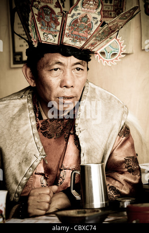 Porträt einer Dongba, ein heiliger Mann der Naxi in Dayan, Altstadt von Lijiang in der Provinz Yunnan, Südwestchina. Stockfoto