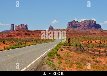 Highway 163 in Utah führt zum Monument Valley Stockfoto