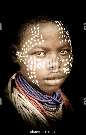 Markanten Porträt ein Karo Stämme-Mädchen im Dorf nieder im unteren Omo-Tal, Südliches Äthiopien, Afrika. Stockfoto