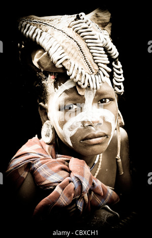 Markanten Porträt ein Mursi-Tribeswoman in einem Dorf im Mago Nationalpark im unteren Omo-Tal, Südliches Äthiopien, Afrika. Stockfoto
