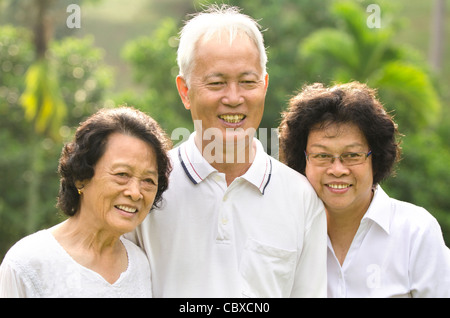 asiatischen senior Erwachsene Familie mit Outdoor-Hintergrund Stockfoto