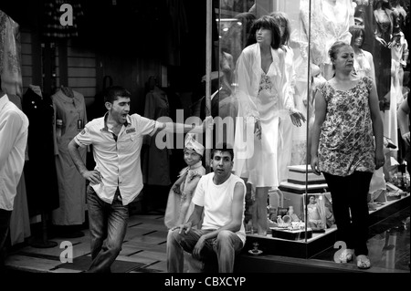 Basar, Istanbul. Anbieter und Tourist vor einem Geschäft. Stockfoto