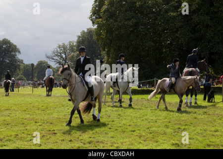 Aylsham Landwirtschaftsausstellung, Norfolk. August Bank Holiday Montag. Aufwärmen vor Veranstaltung Fahrer. Stockfoto