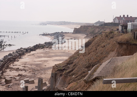 Happisburgh Beach, North Norfolk. Zeigt aufeinanderfolgenden Zeilen der Brakewater Verteidigung. Stockfoto