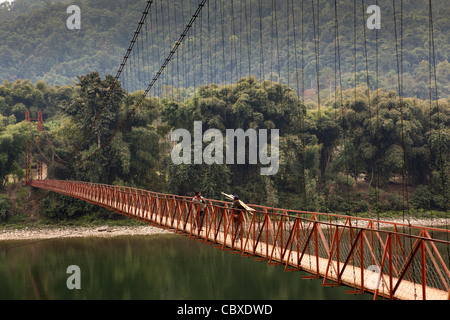 Indien, Arunachal Pradesh, entlang, Podbi, Menschen Kreuzung neue Hängebrücke über Siang Fluß Stockfoto