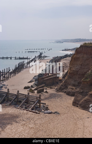 Happisburgh Beach, North Norfolk. Zeigt aufeinanderfolgenden Zeilen der Brakewater Verteidigung. Stockfoto