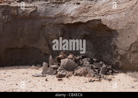 Happisburgh Strand. Norfolk. East Anglia. Basis der Klippe mit den letzten Erosion Zusammenbruch verursacht durch Gezeiten-sog. Stockfoto