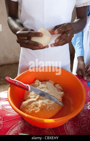 Schüler besuchen die a-Klasse Kochkunst in Morogoro, Tansania, Ostafrika. Stockfoto
