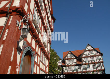 Mittelalterliche Hälfte timered Häuser am Rathaus Platz Melsungen, Ziel der deutsche Tourist route Deutsche Fachwerkstraße Stockfoto